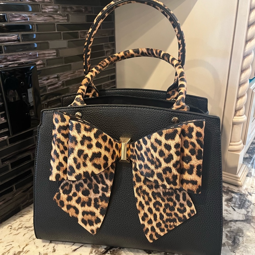 • grossi black purse with lepoard bow